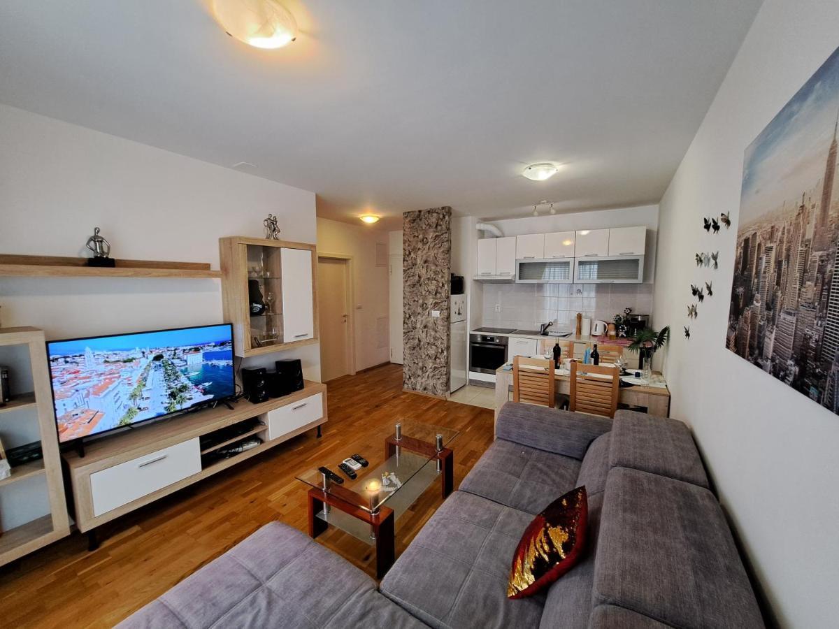 Mariposa, Apartment With Balcony, Private Parking In The Garage, Near The Biggest Shopping Center Mall Of سبليت المظهر الخارجي الصورة
